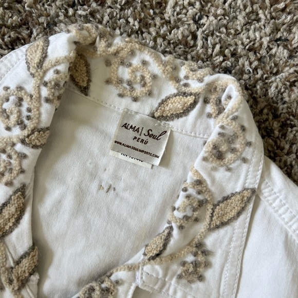 Alma Soul Peru Handcrafted Embroidered White Denim Jacket - Picture 3 of 8